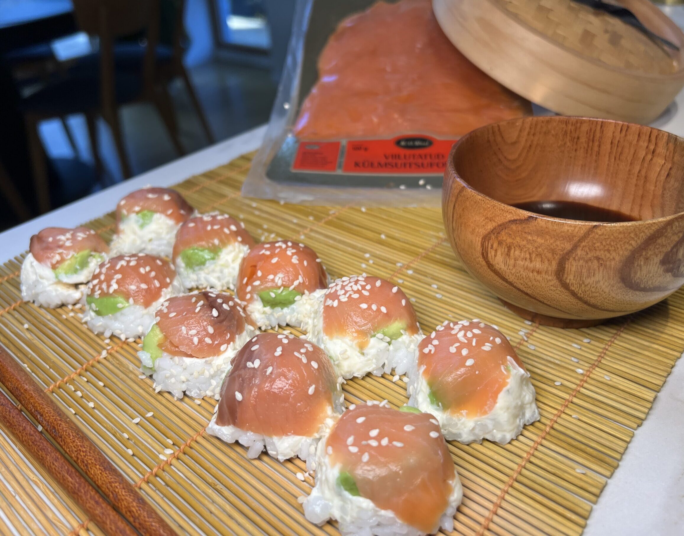 Sushi munakarbis on stiilne ja kiire jaapanipärane suupiste, kus kala ja muud maitsed sobivad hästi kokku. Lihtne viis valmistada jaapanipärast suupistet Kui ta