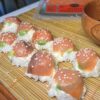 Sushi munakarbis – jaapanipärane suupiste munakarbis serveeritud sushikoostisosadega nagu kala, avokaado, toorjuust ja norileht.