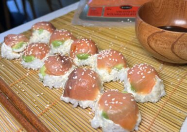 Sushi munakarbis – jaapanipärane suupiste munakarbis serveeritud sushikoostisosadega nagu kala, avokaado, toorjuust ja norileht.