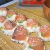 Sushi munakarbis – jaapanipärane suupiste munakarbis serveeritud sushikoostisosadega nagu kala, avokaado, toorjuust ja norileht.