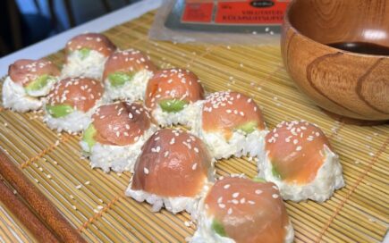 Sushi munakarbis – jaapanipärane suupiste munakarbis serveeritud sushikoostisosadega nagu kala, avokaado, toorjuust ja norileht.