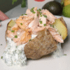 Kartul röstitud lõhe ürdise jogurti dipikastmega