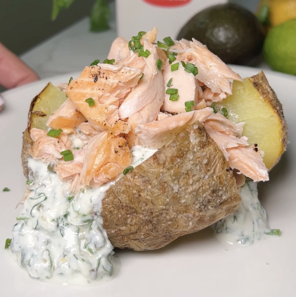 Kartul röstitud lõhe ürdise jogurti dipikastmega
